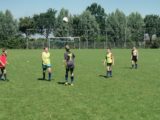 Laatste training S.K.N.W.K. JO11-1 van dit seizoen (49/110)