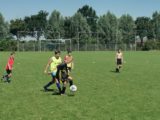 Laatste training S.K.N.W.K. JO11-1 van dit seizoen (51/110)