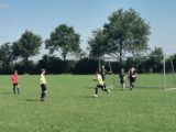 Laatste training S.K.N.W.K. JO11-1 van dit seizoen (72/110)