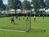 Laatste training S.K.N.W.K. JO11-1 van dit seizoen (84/110)