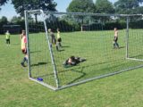 Laatste training S.K.N.W.K. JO11-1 van dit seizoen (90/110)