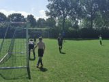 Laatste training S.K.N.W.K. JO11-1 van dit seizoen (93/110)