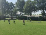 Laatste training S.K.N.W.K. JO11-1 van dit seizoen (98/110)