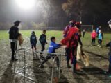 Voetbalpieten bezoeken training S.K.N.W.K. JO7-1, JO9-1 en JO13-1 (55/112)