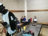 Voetbalpieten bezoeken training S.K.N.W.K. JO7-1, JO9-1 en JO13-1 (77/112)