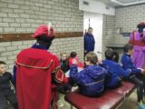 Voetbalpieten bezoeken training S.K.N.W.K. JO7-1, JO9-1 en JO13-1 (92/112)