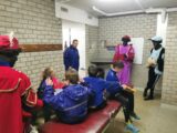 Voetbalpieten bezoeken training S.K.N.W.K. JO7-1, JO9-1 en JO13-1 (93/112)