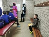 Voetbalpieten bezoeken training S.K.N.W.K. JO7-1, JO9-1 en JO13-1 (94/112)