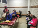 Voetbalpieten bezoeken training S.K.N.W.K. JO7-1, JO9-1 en JO13-1 (98/112)