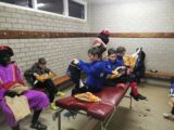 Voetbalpieten bezoeken training S.K.N.W.K. JO7-1, JO9-1 en JO13-1 (102/112)