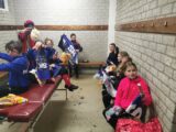 Voetbalpieten bezoeken training S.K.N.W.K. JO7-1, JO9-1 en JO13-1 (103/112)