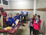 Voetbalpieten bezoeken training S.K.N.W.K. JO7-1, JO9-1 en JO13-1 (110/112)